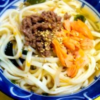 即席わかめスープで豚鮭そぼろうどん